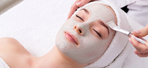 Luxuriöse hydratisierende und regenerierende Gesichtsbehandlung