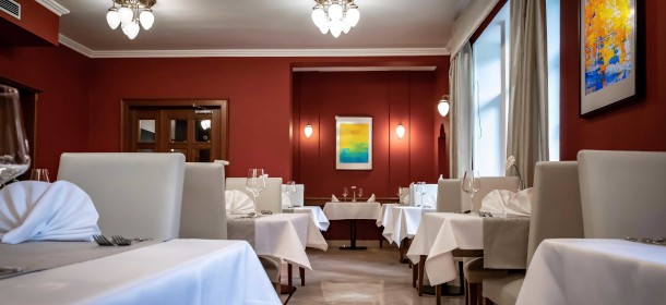 Das Mittagessen wird als ein Drei-Gänge-Menü nach Ihrer Wahl aus unserem Angebot serviert. Zusätzlich steht ein Salatbuffet zur Verfügung. 