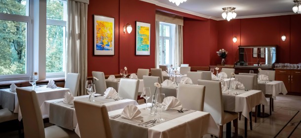 Das Abendessen wird als ein Drei-Gänge-Menü nach Ihrer Wahl aus unserem Angebot serviert. Zusätzlich steht ein Salatbuffet zur Verfügung. 