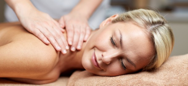 Die klassische komplexe Massage fördert die Entspannung der Muskeln und der Gelenke