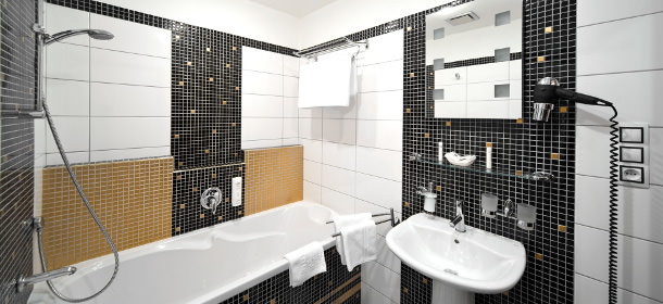 Modern ausgestattete Bäder mit Badewanne 