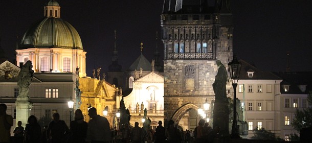 Die Karlsbrücke in der Nacht, im Hintergrung der Brückenturm