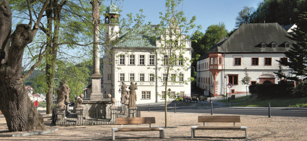 Die historische Stadtmitte des Kurortes mit dem Rathaus von Jachymov