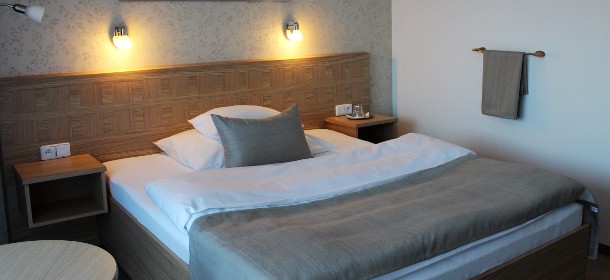  Einzelzimmer Kat. Komfort Plus mit extra breitem Bett und einem Balkon